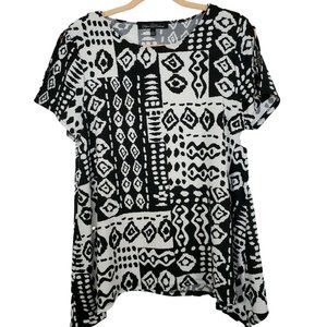 Future Contessa Women top sz L black & white print short sleeve handkerchief hem